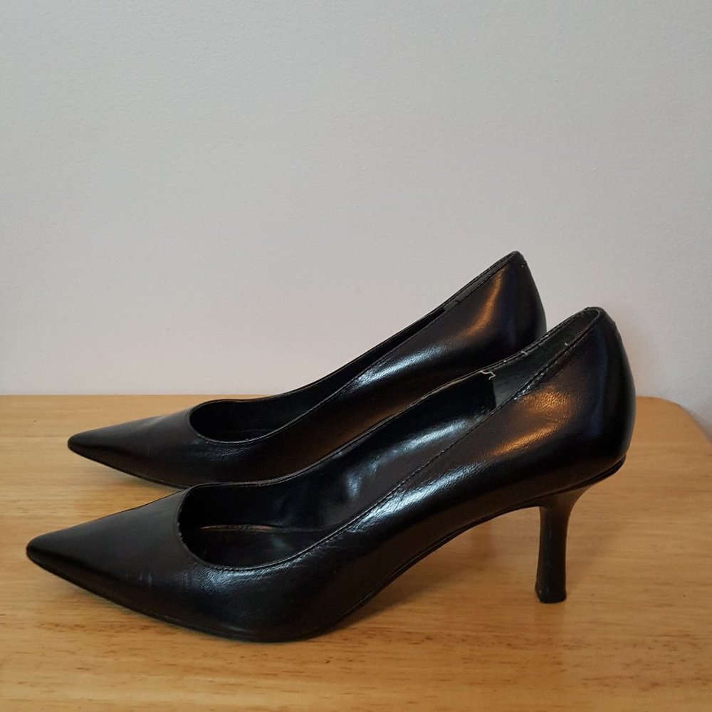 Ralph Lauren black leather closed toe pumps